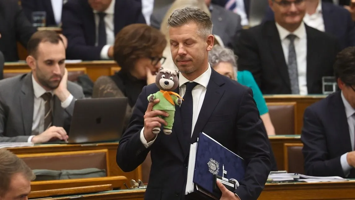 Magyar Péter TV Maci plüssfigura segítségével szavazott a parlamenti ülésen, szeptember 14-én, Rétvári szerint Házszabályt sértett (Fotó: Hatlaczki Balázs)