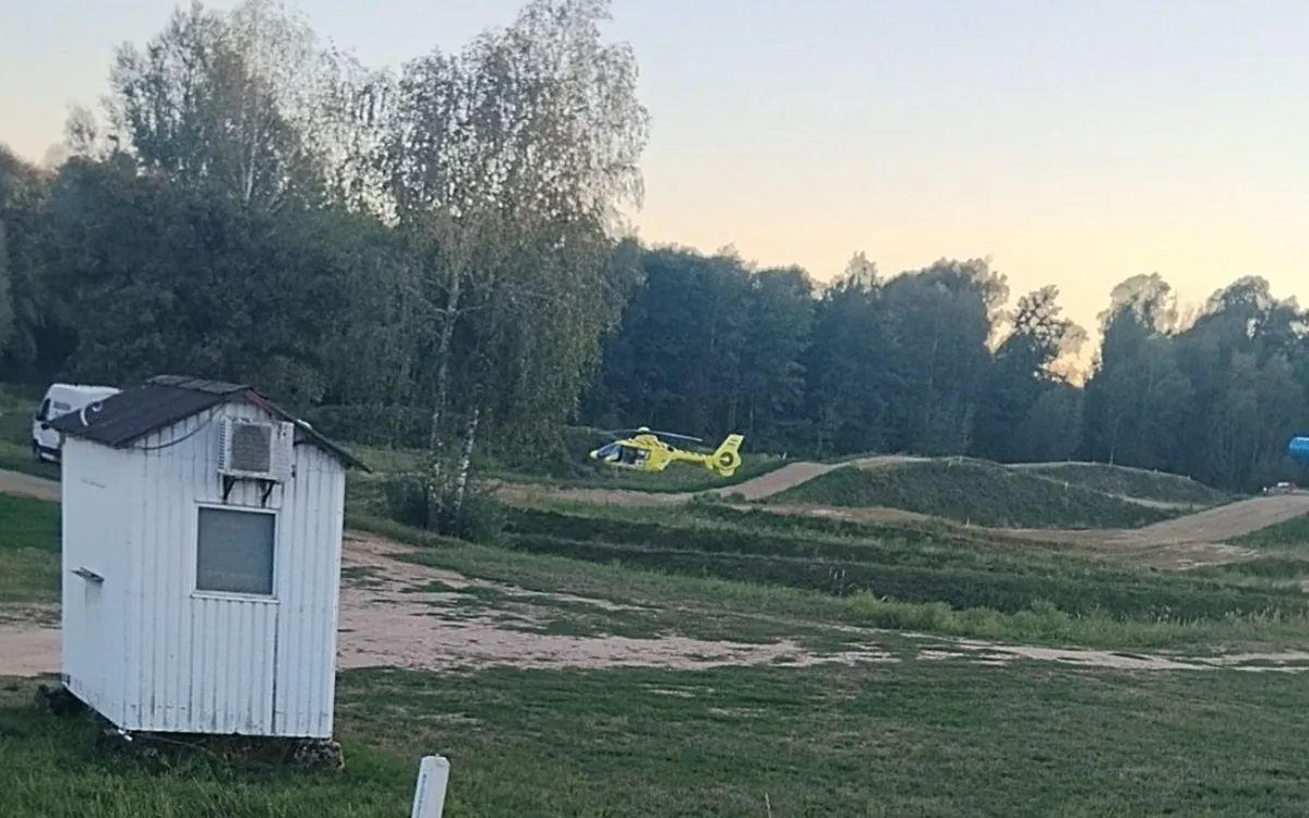 Szentgotthárd, szentgotthárdi motocrosspálya, motocross baleset, Patrick Mitterbäck, Mitterbäck Racing, motoros baleset, mentőhelikopter, osztrák motoros, Szombathely Mentőhelikopter érkezett Szentgotthárd motocrosspályájára a súlyos baleset után