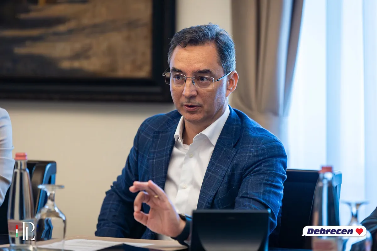 Nem állhatott egy színpadra a Debreceni Egyetem tanévnyitóján Papp László polgármester Lannert Judit oktatási miniszterrel (Forrás: Facebook)