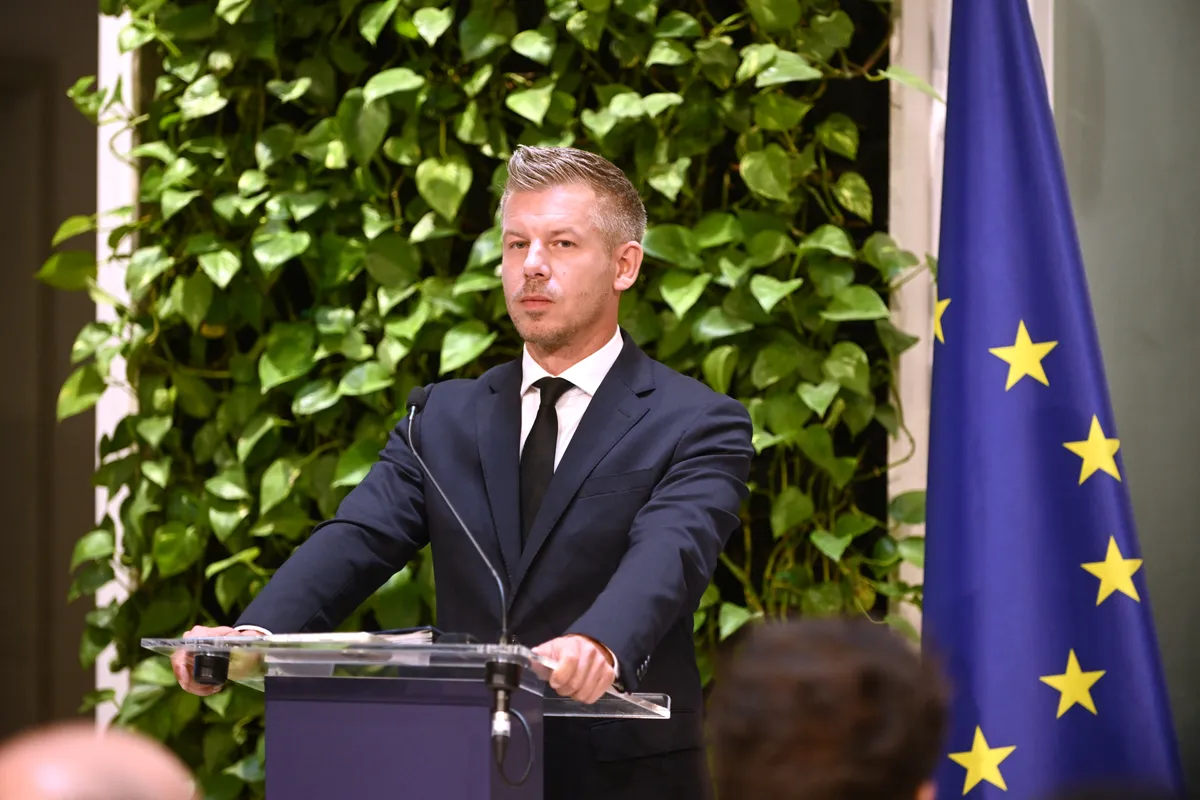 Magyar Péter már úton van a csúcstalálkozóra