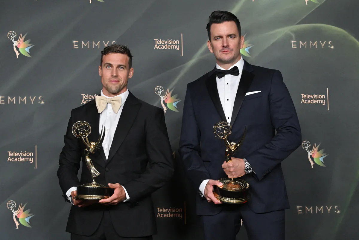 Zach Roberts (bal oldalt) és Tóth Gyula (jobb oldalt) az Emmy-díjátadón.