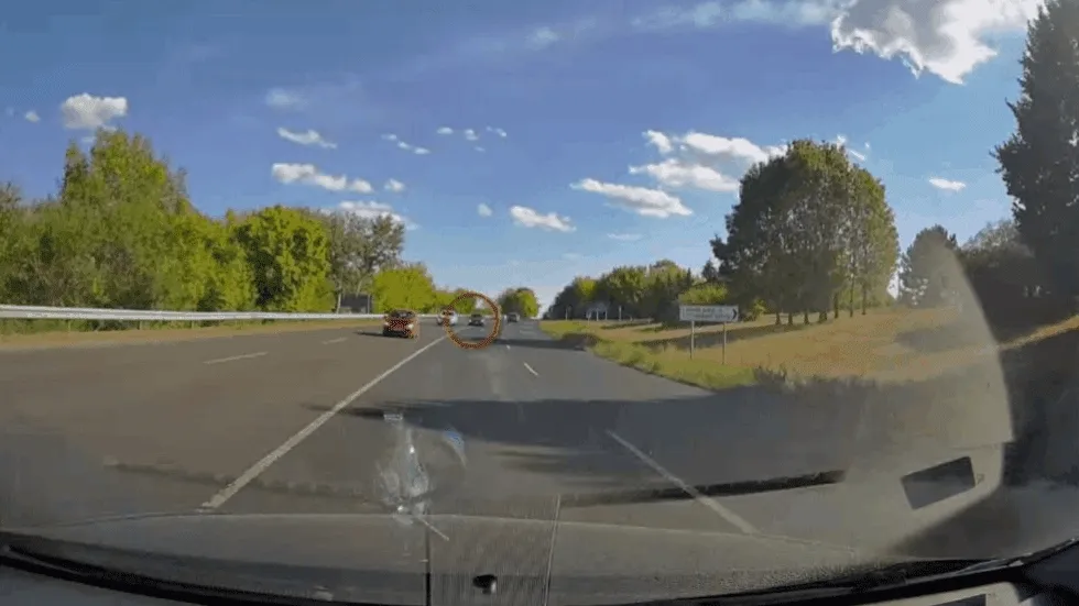 BMW, előzés, szembesáv, fedélzeti kamera, Kaposvár, Juta, Bana, Nagyszentjános, kombájn, kamion A BMW-s kis híján frontálisan ütközött Forrás: Videa