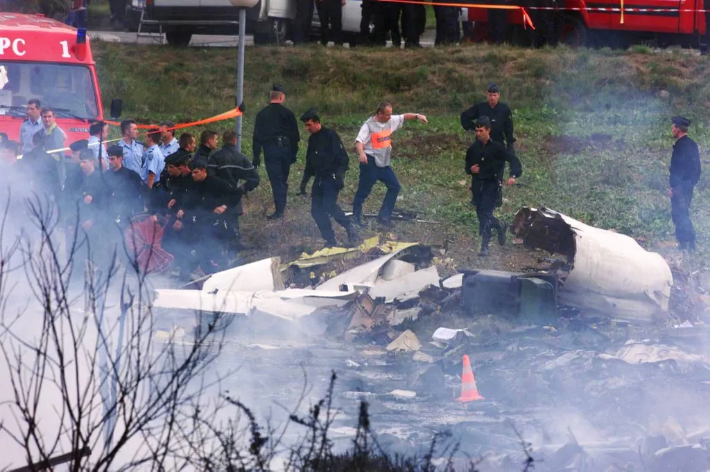Firemen and policemen check the debris of the Concorde supersonic jet that crashed 25 July 2000 after taking off from Roissy airport, northern Paris. 113 people died in the accident. (Photo by Jack GUEZ / AFP)