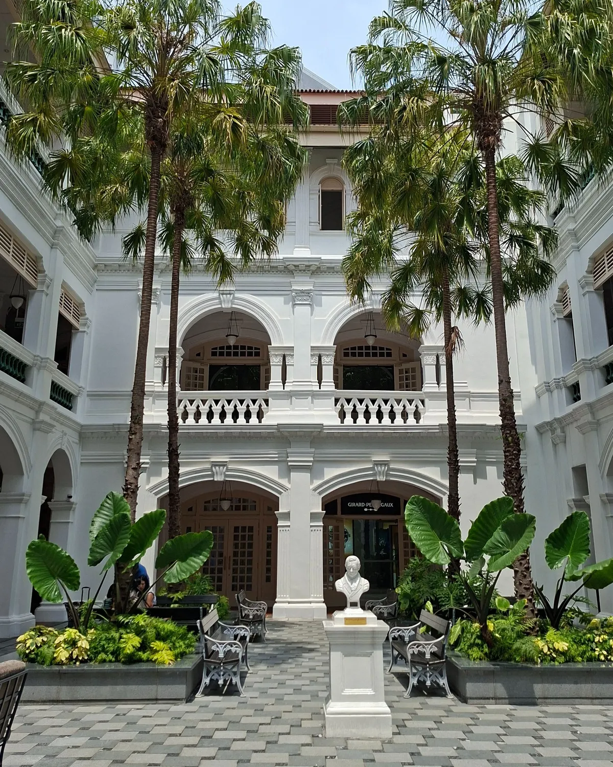 A szingapúri Raffles Hotel udvara.