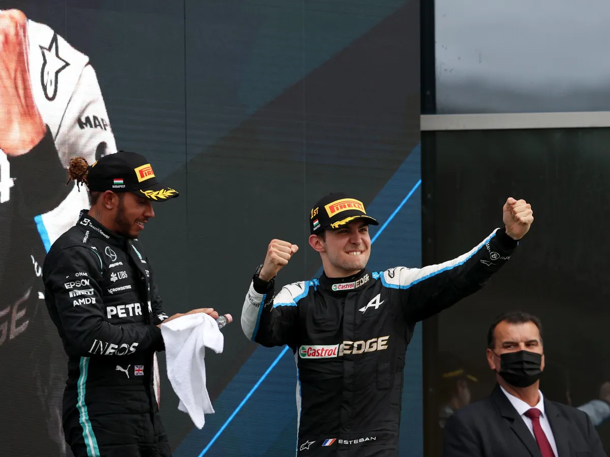 Esteban Ocon (jobbra) a Hungaroringen aratta pályafutása egyetlen F1-es futamgyőzelmét