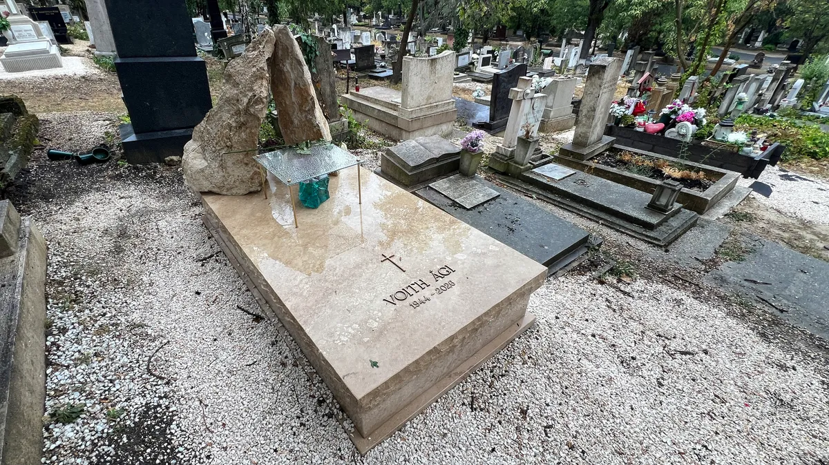Letisztult bézs sírkő őrzi Voith Ági emlékét