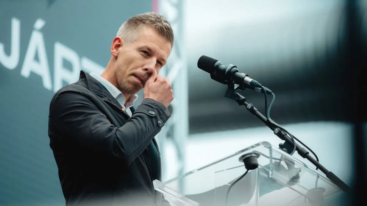 20241004 Budapest
A Tisza Párt tüntetése a közmédia épülete előtt.
fotó: Markovics Gábor (MG)
MW Bulvár
képen: Magyar Péter, a Tisza Párt elnöke