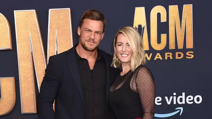 Alan Ritchson és felesége 20 év házasság után válnak: nem a Reacher sztárja az egyetlen, aki ennyi idő után váltott partnert