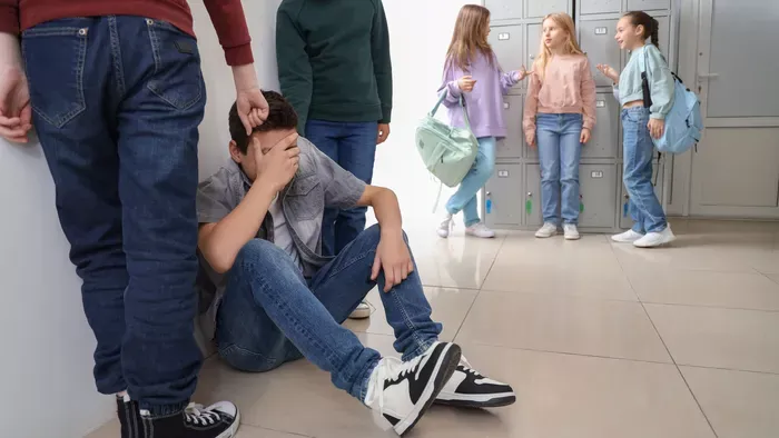 Kerüld el a tragédiát: így ismerhető fel, ha zaklatják a gyereket az iskolában