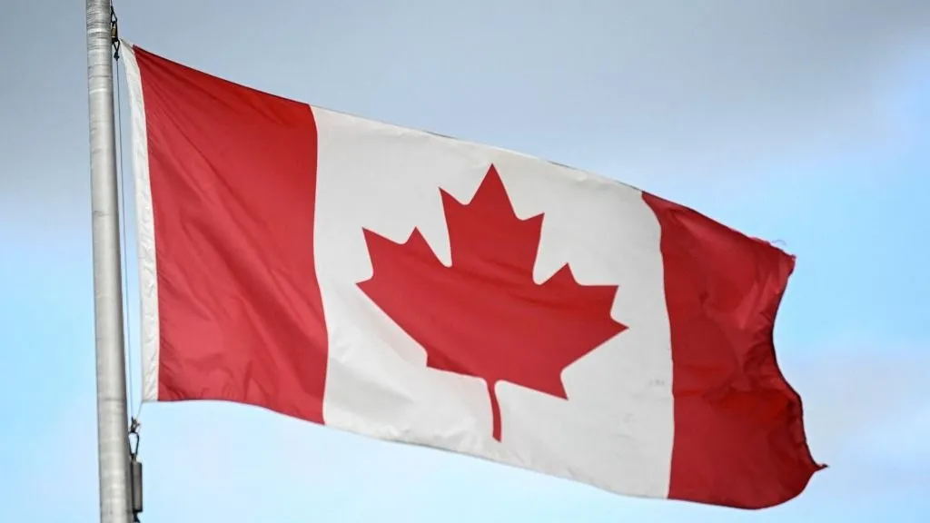 Kanada, A Canadian flag is shown in Montreal, Quebec, Canada, on August 25, 2026. The government of Canada has announced dollar-for-dollar counter-tariffs on $27.6 billion worth of U.S. goods, which will go into effect on September 8. It also unveiled $7.5 billion in support for workers and businesses. (Photo by Graham Hughes/NurPhoto) (Photo by Graham Hughes / NurPhoto via AFP)