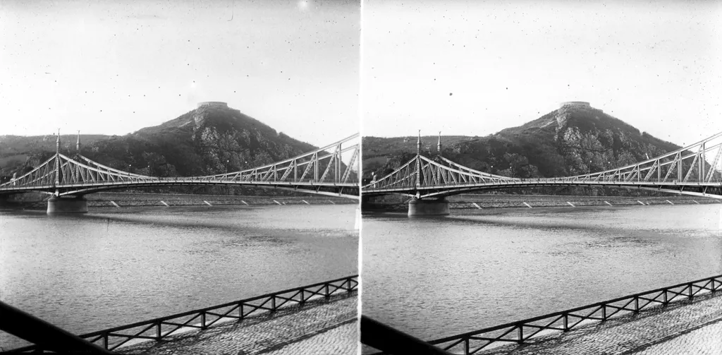 A pesti alsó rakpart a Fővám térnél, szemben a Szabadság (Ferenc József) híd, háttérben a Gellért-hegy, fenn a Citadella. A felvétel 1896 után készült.
Fortepan / SZTFH Földtani Szolgálatának gyűjteménye / Eötvös Loránd