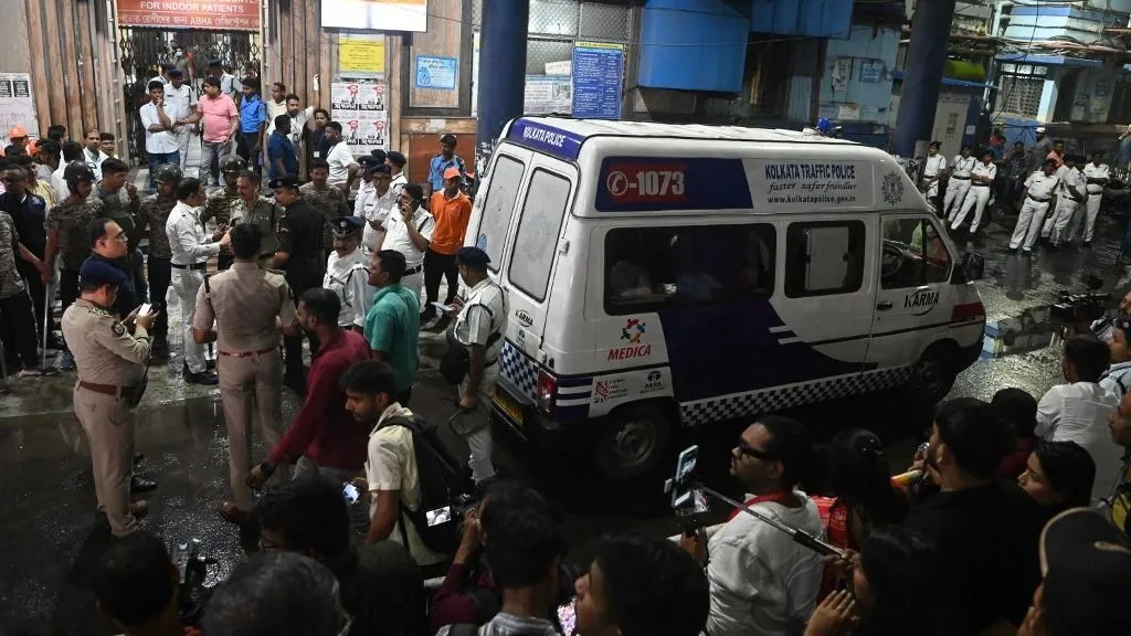 tömegpánik, An ambulance carrying Durga Puja Pandal stampede victims stops in front of the emergency building of Calcutta Medical College and Hospital in Kolkata on October 16, 2026. At least 17 people were killed and two dozen more injured on October 17 in eastern India after a stampede that was likely caused by sudden rainfall during a Hindu religious gathering, officials said. (Photo by AFP)