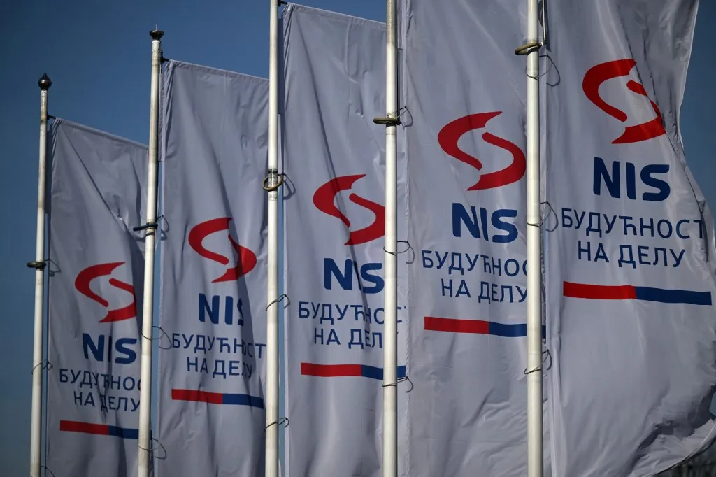 MOL, Gazprom, NIS szankciók, OFAC, Szerbiai Kőolajipari Vállalat, pancsovai olajfinomító, NIS tulajdonosi szerkezete, MOL–Gazprom-tárgyalások A NIS jövője ismét bizonytalanná válhat, ha valóban megszakadnak a tulajdonrész értékesítéséről szóló tárgyalások This photograph shows Naftna Industrija Srbija AD (NIS) banners, a unit of Gazprom Neft PJSC, at the company's headquarters in  Belgrade, on January 8, 2025. Serbian President Aleksandar Vucic claimed that the United States and the United Kingdom were preparing to impose sanctions on the NIS oil group, Serbia's only gas supplier, of which more than 50% are owned by Russia's Gazprom Neft and Gazprom. The sanctions are expected between January 10 and 13. (Photo by OLIVER BUNIC / AFP)