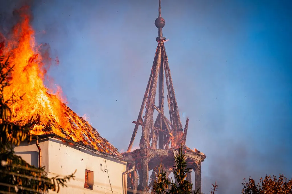 A belső tér, a tetőszerkezet és a harangtorony is megsemmisült a radostyáni templomtűzben