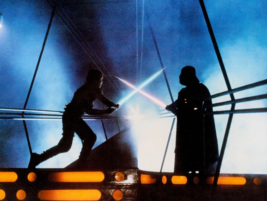 Elárverezik Darth Vader fénykardját, amelyet a legendás Luke Skywalker elleni párbajban használtak. A Star Wars-árverésen más eredeti filmes kellékek is gazdára találhatnak.