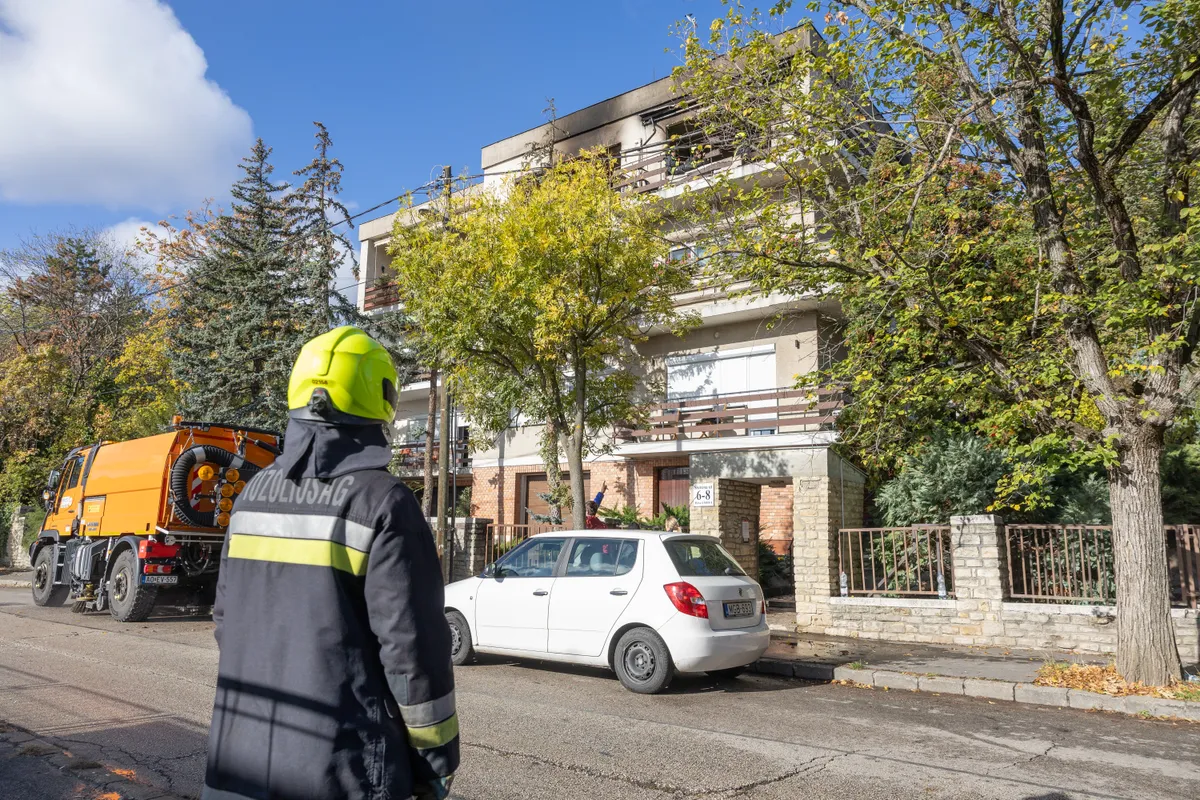 20261026 Budapest, Egy ember meghalt, miután robbanás történt Budapest II. kerületében. A társasház harmadik emeletén tűz ütött ki. Fotó: ORIGO