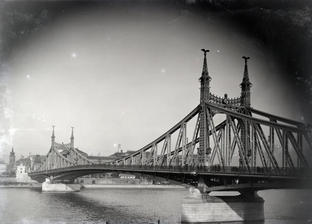 Szabadság (Ferenc József) híd, a felvétel a Szent Gellért rakpartnál készül. A háttérben pesti hídfőnél a Fővám tér épületei, balra a Kálvin téri református templom látható. A felvétel 1897 körül készült.
Fortepan / Plohn József