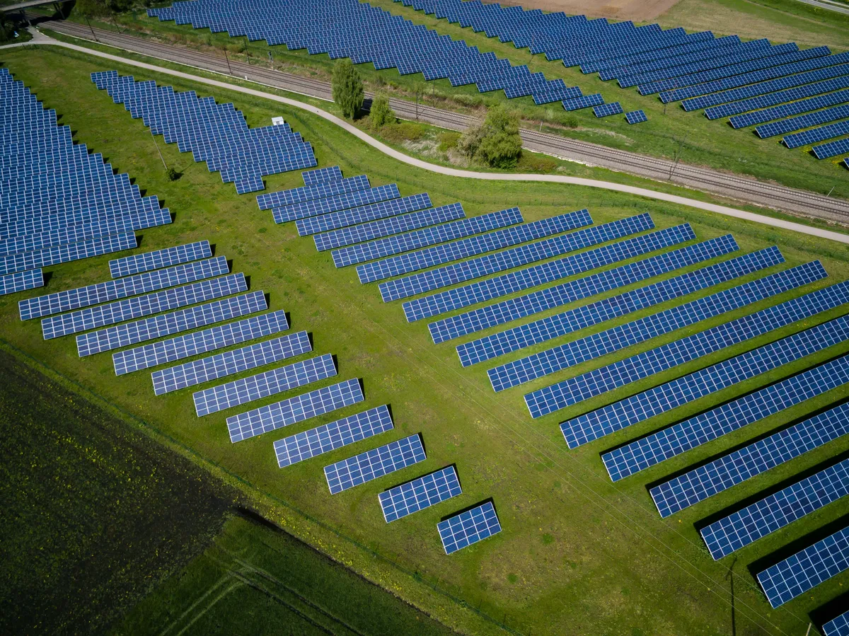 Az energiatároló első egységeit Mezőtúron és Mezőberényben már üzembe helyezték.