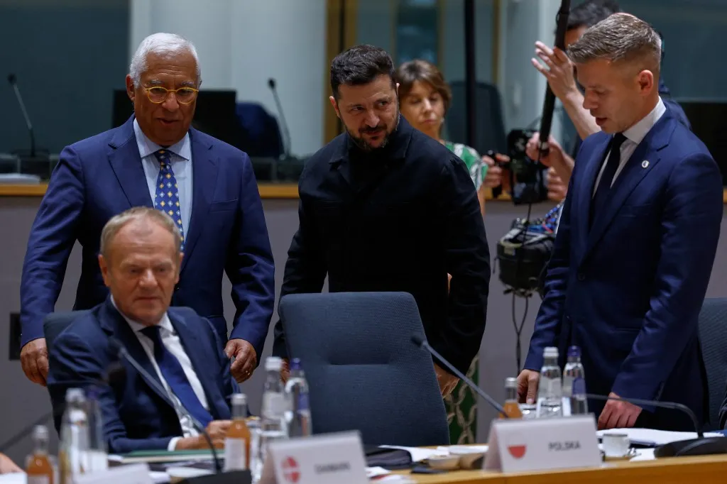 Volodimir Zelenszkij, Ukrajna elnöke és Magyar Péter, Donald Tusk és Antonió Costa társaságában Fotó: GEERT VANDEN WIJNGAERT / POOL