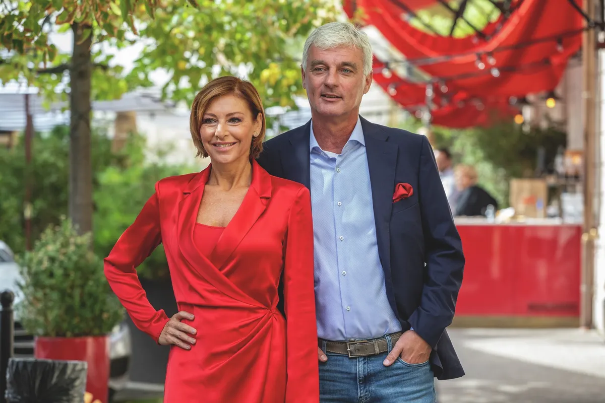 Erős Antónia piros ruhában mosolyog, ahogy Szellő István sötétkék zakóban szerepel a fotón..