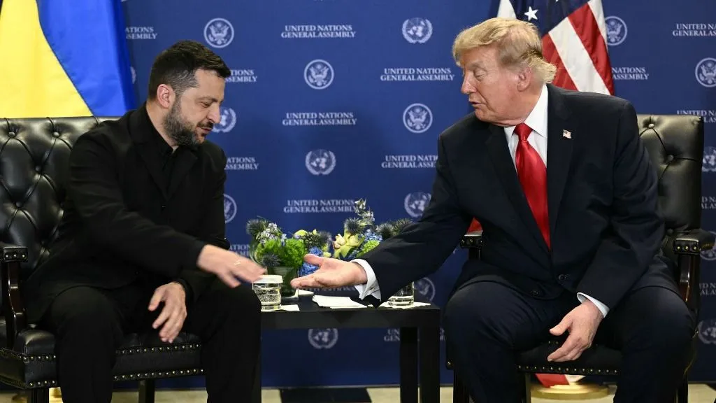 Ukrajna újra támadja az orosz olajfinomítókat, Trump lépései élezik a konfliktust