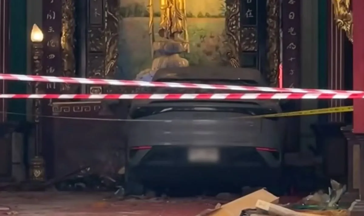 Imaházba hajtott egy elektromos autó, a hívőket maga alá temette