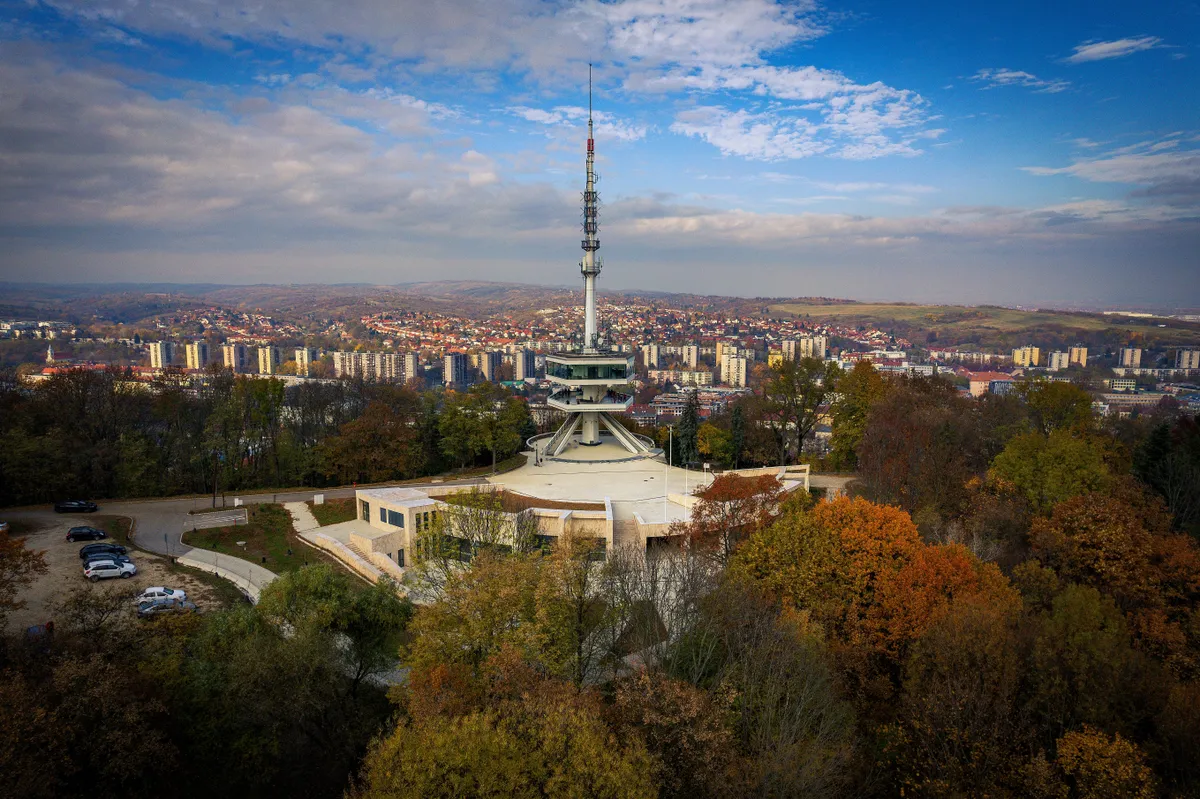 Miskolc környéke ősszel festői látványt nyújt a tévétoronnyal és a színes lombokkal.