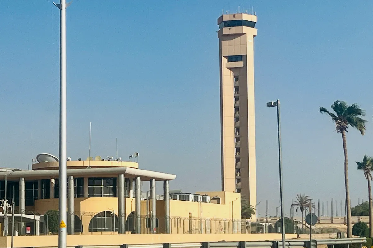 An air traffic control tower is seen at King Khalid International Airport in Riyadh on September 19, 2026. Black smoke and flames rose near Riyadh's international airport on September 19, after Saudi authorities -- fighting an escalating conflict with Yemen's Houthi authorities -- issued an air raid alert. Firefighters extinguished a blaze on fuel tank emblazoned with the logo of the Saudi oil giant Aramco at a fuel depot near the airport, according to an AFP journalist. (Photo by AFP) / , támadás