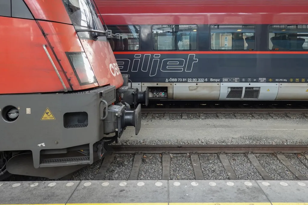 Budapest–Bécs vonat, kábeltűz, Hegyeshalom, Bécs, vasúti közlekedés, pótlóbusz, RailJet, RegioJet, MÁV, ÖBB, A Budapest–Bécs között közlekedő nemzetközi vonatok csak Hegyeshalomig járnak a fennakadás idején