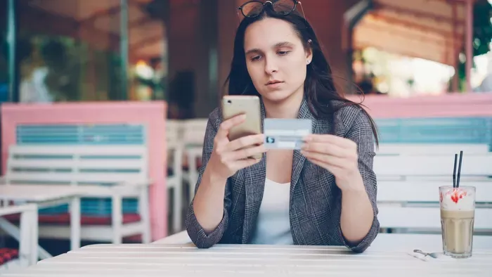 Hamis webshopok terjednek Facebookon és TikTokon, bankkártya-adatokat lopnak