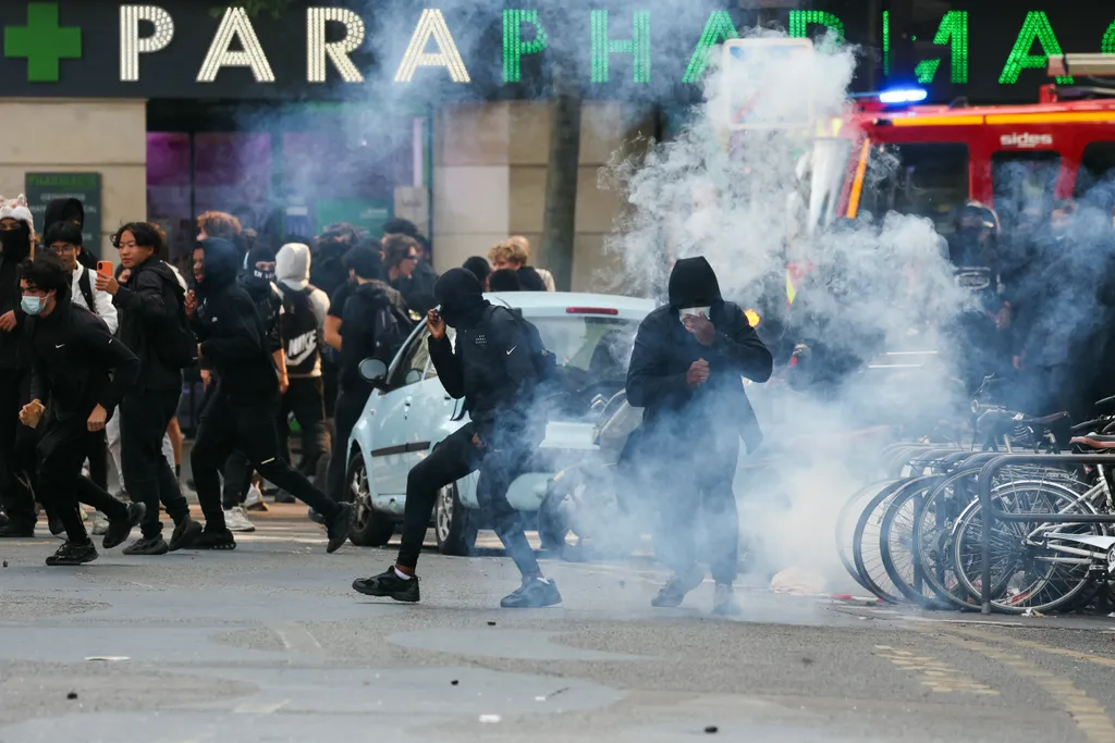 Diákok könnygázzal tiltakoznak, miközben a tiltakozó diákok blokádot hajtanak végre a párizsi Place de la Nation közelében, 2026. október 2-án. Szeptember vége óta a diákok iskolák előtt tüntetnek, panaszkodva az órarendekre, az osztálylétszámokra és a ta