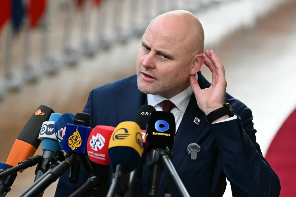 „Segíteni akar Ukrajnának? Akkor igyon kevesebb sört” - Andris Kulbergs lett miniszterelnök leegyszerűsített Ukrajna támogatásának kérdését az EU-csúcs előtt Fotó: NICOLAS TUCAT / AFP