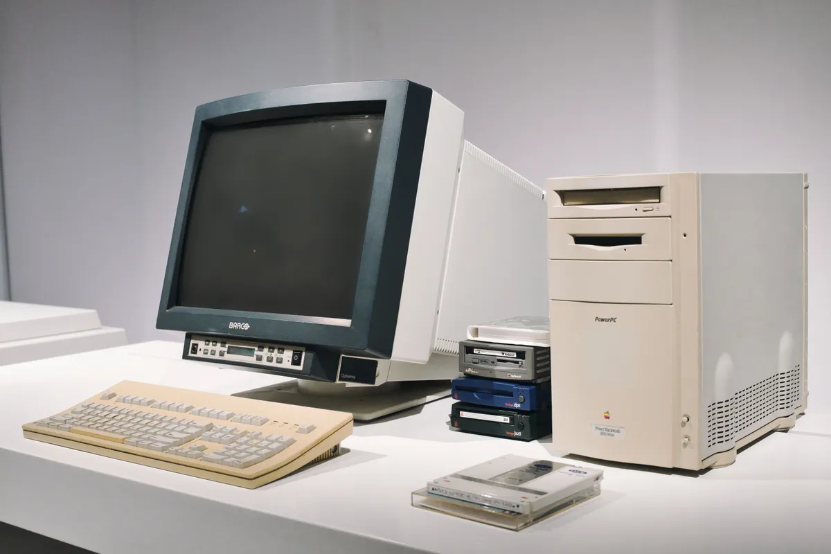 A magyar internet 25 éve még teljesen más volt, akkoriban még simán előfordulhatott az otthonokban egy ilyen, ma már retrónak számító számítógép-összeállítás is klasszikus CRT monitorral
