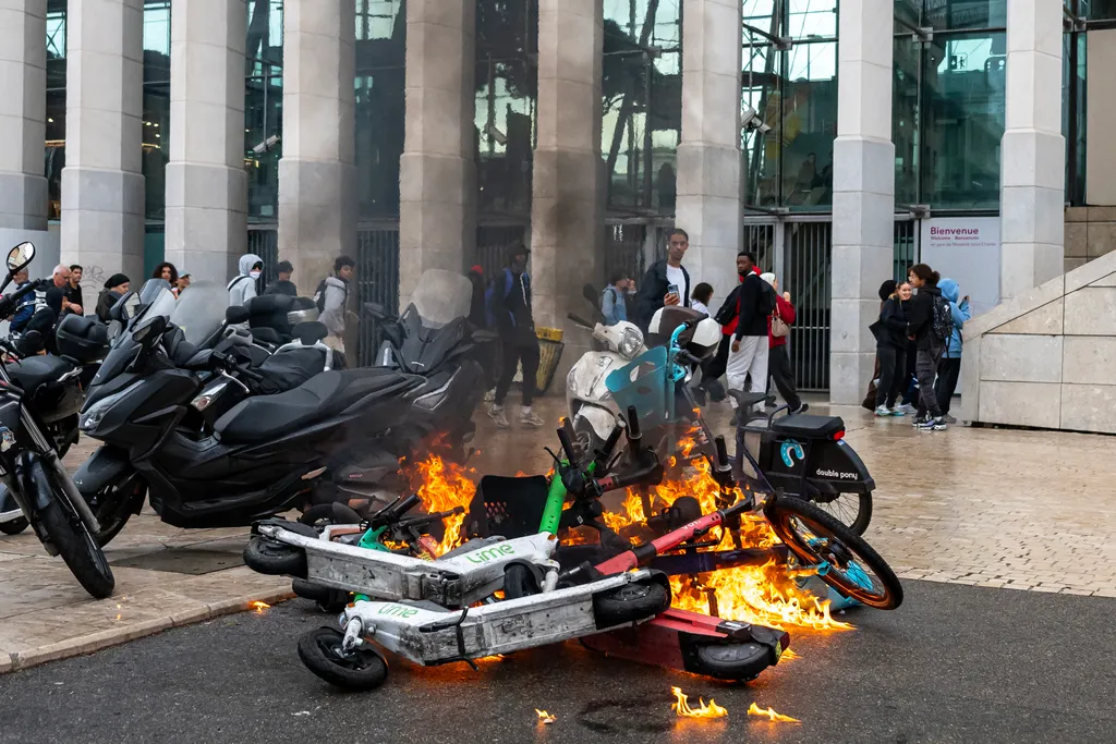 Ez a fénykép égő e-rollereket ábrázol a Saint-Charles középiskola és a Saint-Charles vasútállomás közelében, középiskolások és diákok tüntetései közepette Marseille-ben, Dél-Franciaországban, 2026. október 1-jén. Szeptember vége óta a diákok tüntetéseket 