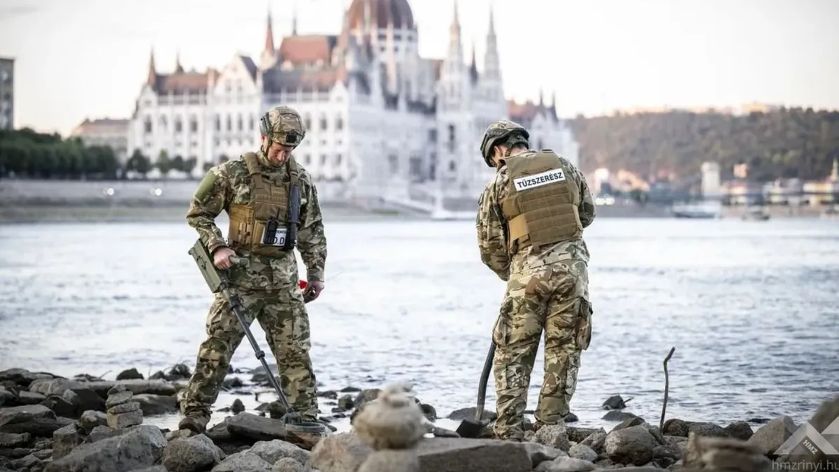 Margitsziget, Szabadság híd, Budapest, tűzszerészek, légvédelmi repeszgránát, páncéltörő lőszer, Duna-part, Magyar Honvédség, Második világháborús robbanótest került elő szombaton a Margitszigeten és a Szabadság híd közelében is, második világháborús lőszermaradványt emeltek ki a Magyar Honvédség 1. Tűzszerész és Folyamőr Ezred katonái a Margitsziget déli csúcsánál