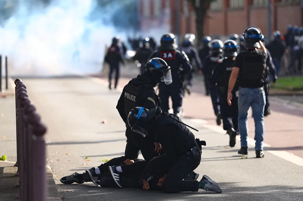 A francia nemzeti rendőrség zavargáselhárító felszerelésben őrizetbe vett egy tüntetőt, miközben a diákok blokád alá vették a Cesar Baggio középiskolát az országos közszférabeli sztrájkok és tüntetések során Lille-ben, 2026. szeptember 29-én. Közszférában