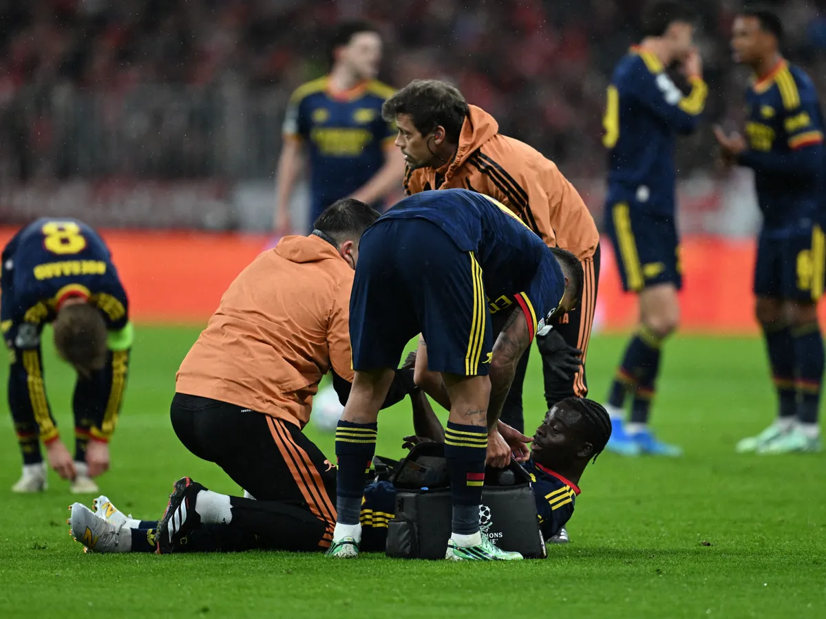 21 October 2026, Bavaria, Munich: Soccer, Men: Champions League, Group Stage, Matchday 3, Bayern Munich vs. Arsenal. Bukayo Saka (Arsenal) is lying on the field, injured. Photo: Sven Hoppe/dpa (Photo by SVEN HOPPE / dpa Picture-Alliance via AFP)