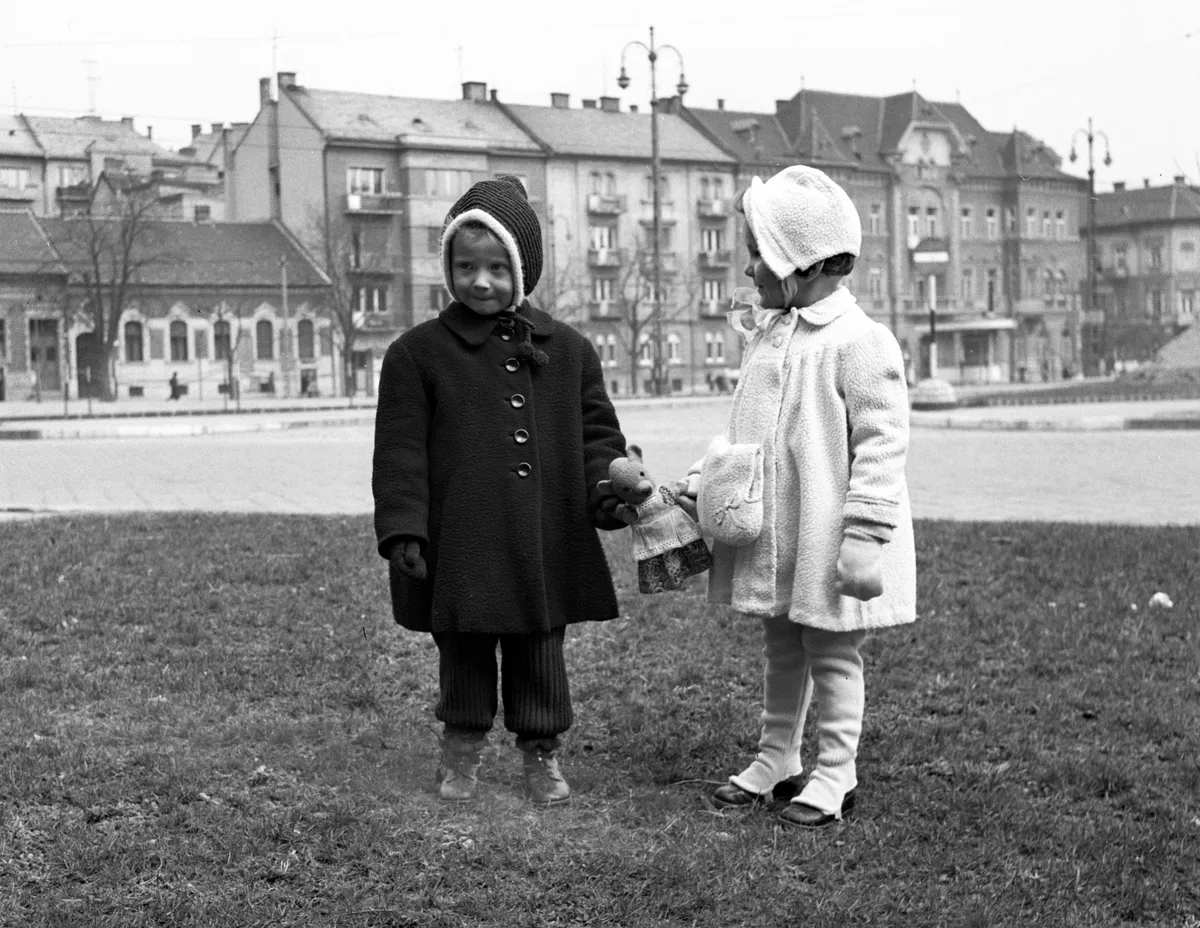Kisgyerekek Budapesten, a Széll Kálmán téren 1944-ben