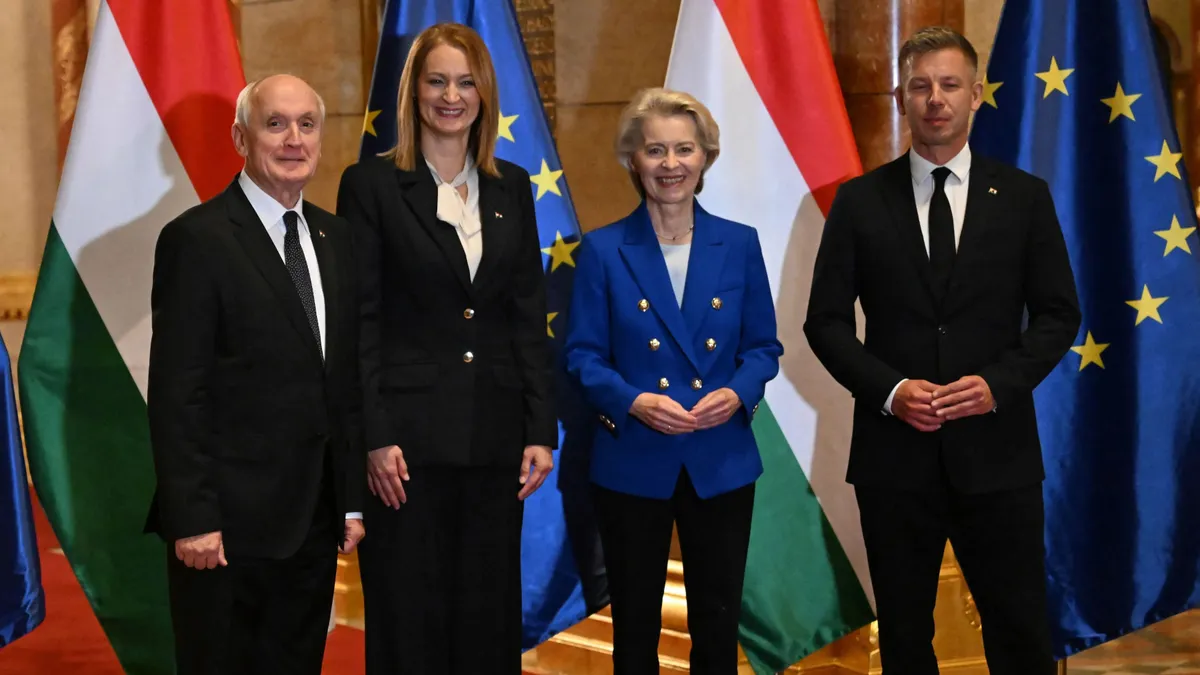 A képen Baka András, Forsthoffer Ágnes, Ursula von der Leyen és természetesen Magyar Péter látható., Hungarian Prime Minister Peter Magyar (R) poses with (L-R) Hungarian President Andras Baka, Speaker of the Hungarian Parliament Agnes Forsthoffer and European Commission President Ursula von der Leyen ahead a Commemorative Session to mark the 70th anniversary of the Hungarian Revolution of 1956, also known as the Hungarian Uprising against the Soviet communist regime, on October 23, 2026 at the Hungarian Parliament in Budapest. (Photo by Attila KISBENEDEK / AFP)