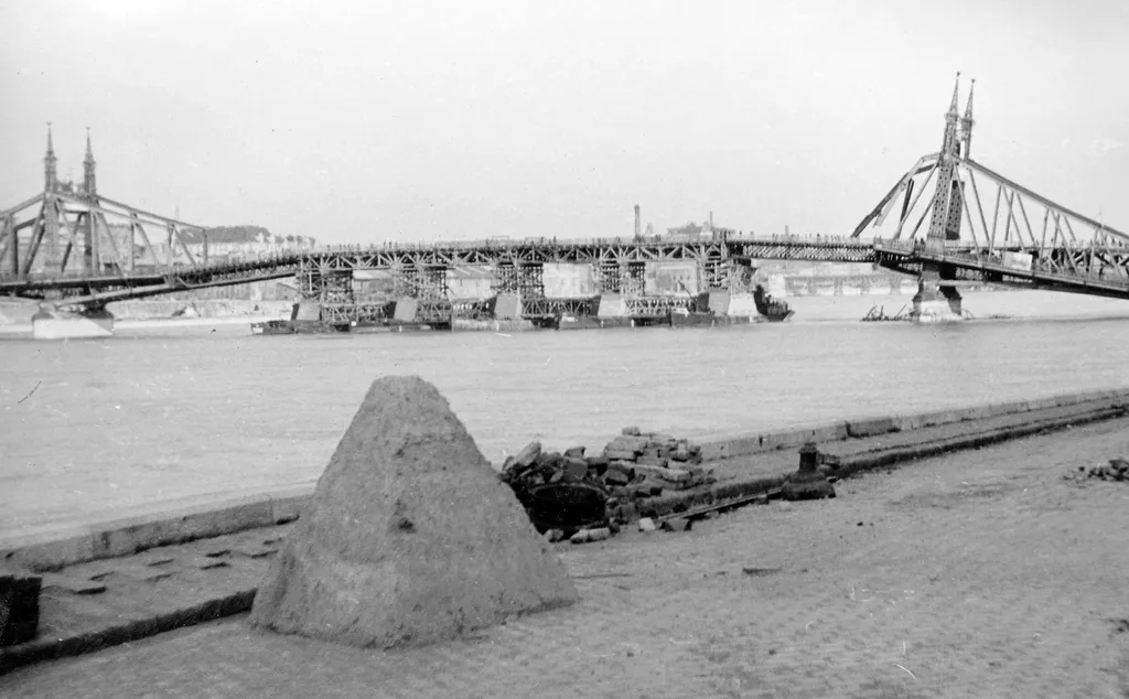 Szabadság híd, a pontonhíddal kiegészített hídroncs a Gellért rakpartról nézve. 1945
Fortepan / Military Museum of Southern New England
