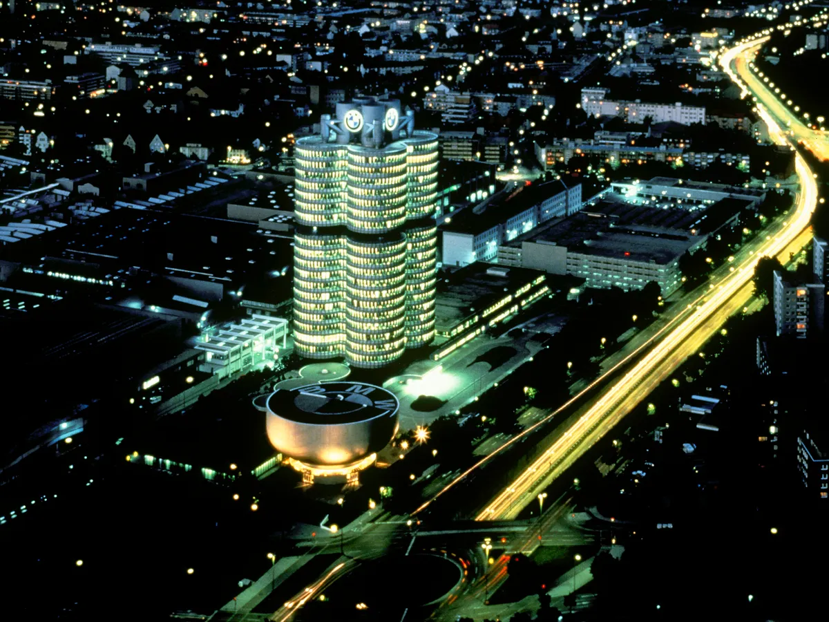 Ötödével csökkenti az irodai dolgozók számát a BMW, jövő nyárra már végeznek a leépítéssel.