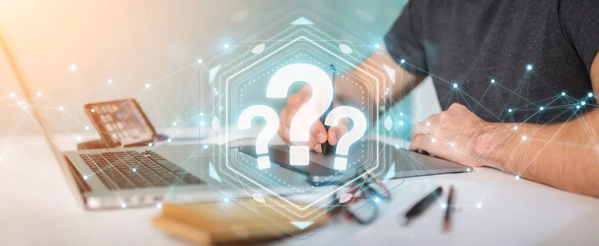 egy férfi kérdéseket tesz fel a mesterséges intelligencia számára