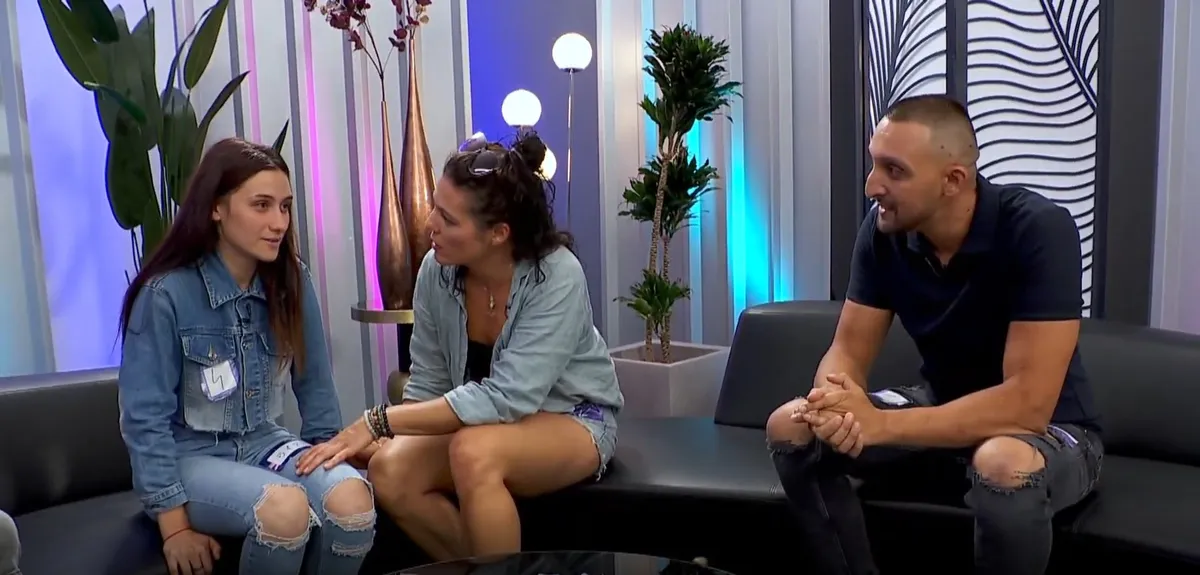 Paulina farmer nadrágban és dzsekiben ül a kanapén a többiekkel.