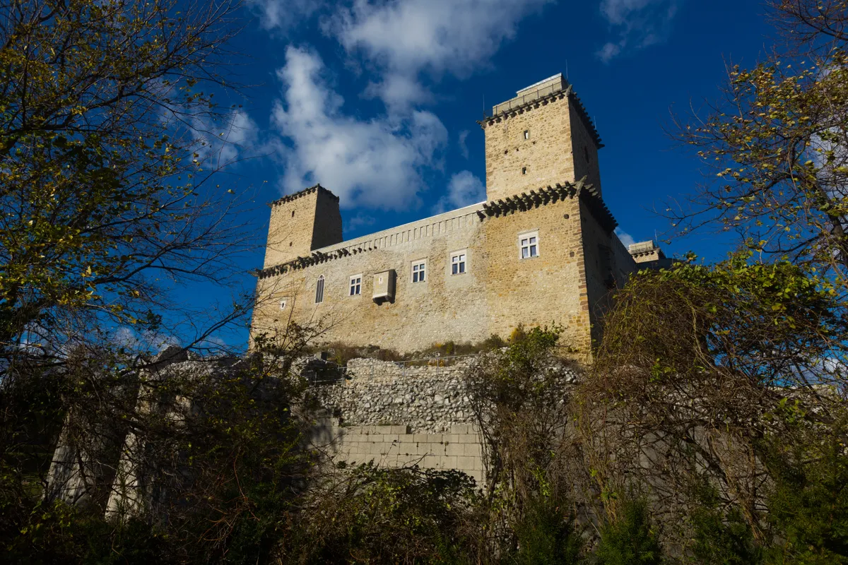 A diósgyőri vár őszi környezetben.
