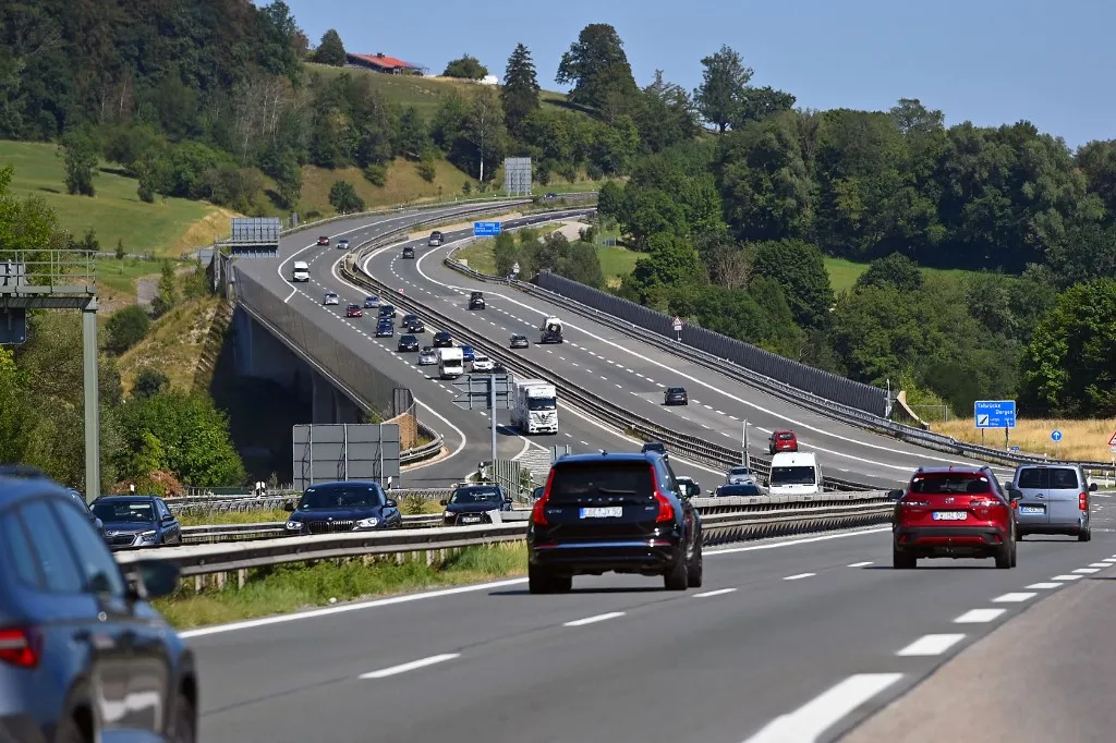 Tesla Model S, 286 km/óra, A10-es autópálya, Berlin, autóbaleset, Goodyear, gumiabroncs-hiba, mentőhelikopter, delamináció A Tesla 286 km/órás sebességnél vált irányíthatatlanná az A10-es autópályán Normal traffic on the A8 highway towards Salzburg near Hochfelln at a bridge. The picture shows a multi-lane highway winding in a curve over a bridge and through a hilly, green landscape. In the foreground, there is dense traffic with several cars, includi (Photo by Frank Hoermann / SVEN SIMON / SVEN SIMON / dpa Picture-Alliance via AFP)