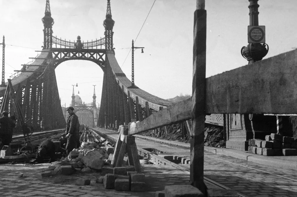 Szabadság (Ferenc József) híd. A felvétel a vágányok középre helyezésekor, a vasszerkezet javításakor és festésekor készült. 1938
Fortepan / Inkey Tibor