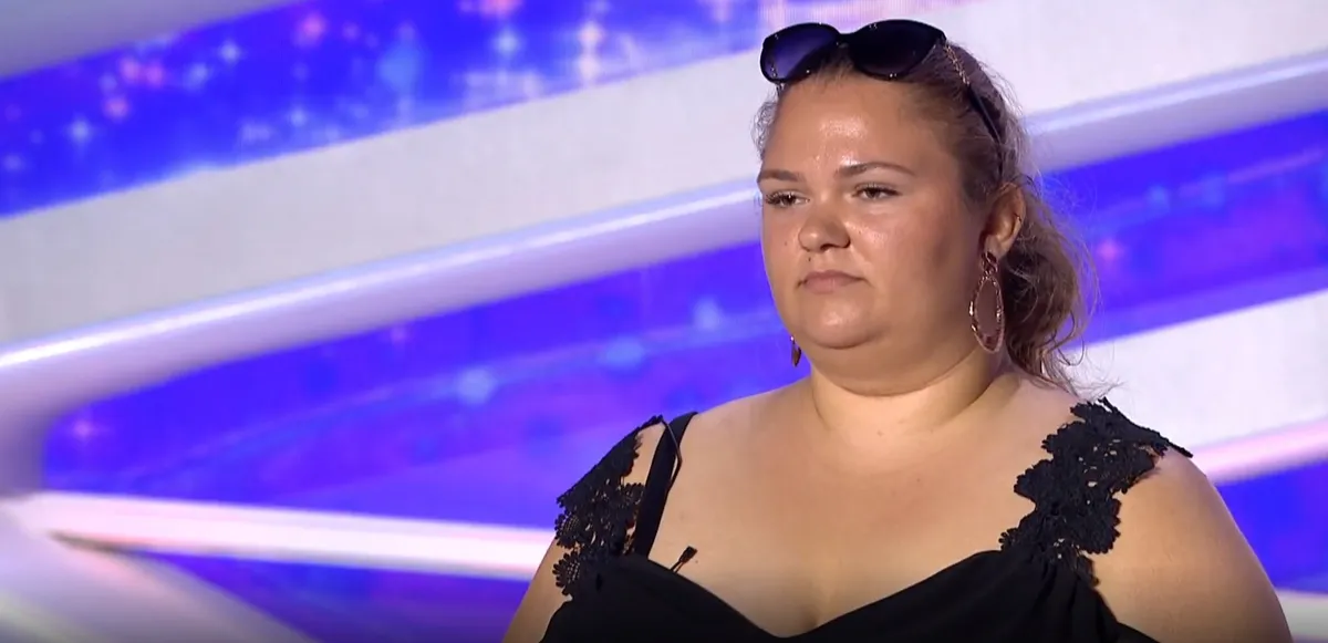 Helfy Alexa fekete trikóban, napszemüveggel a fején áll a színpadon.