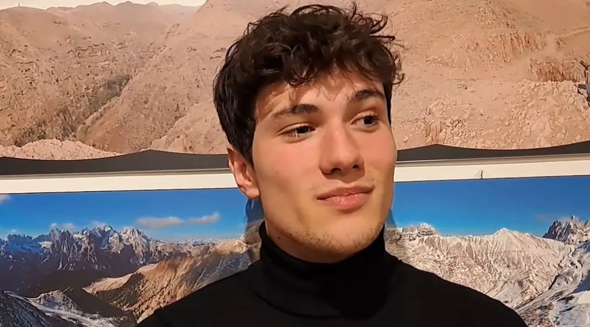 Edoardo Santini reverendára cseréli a kifutót
