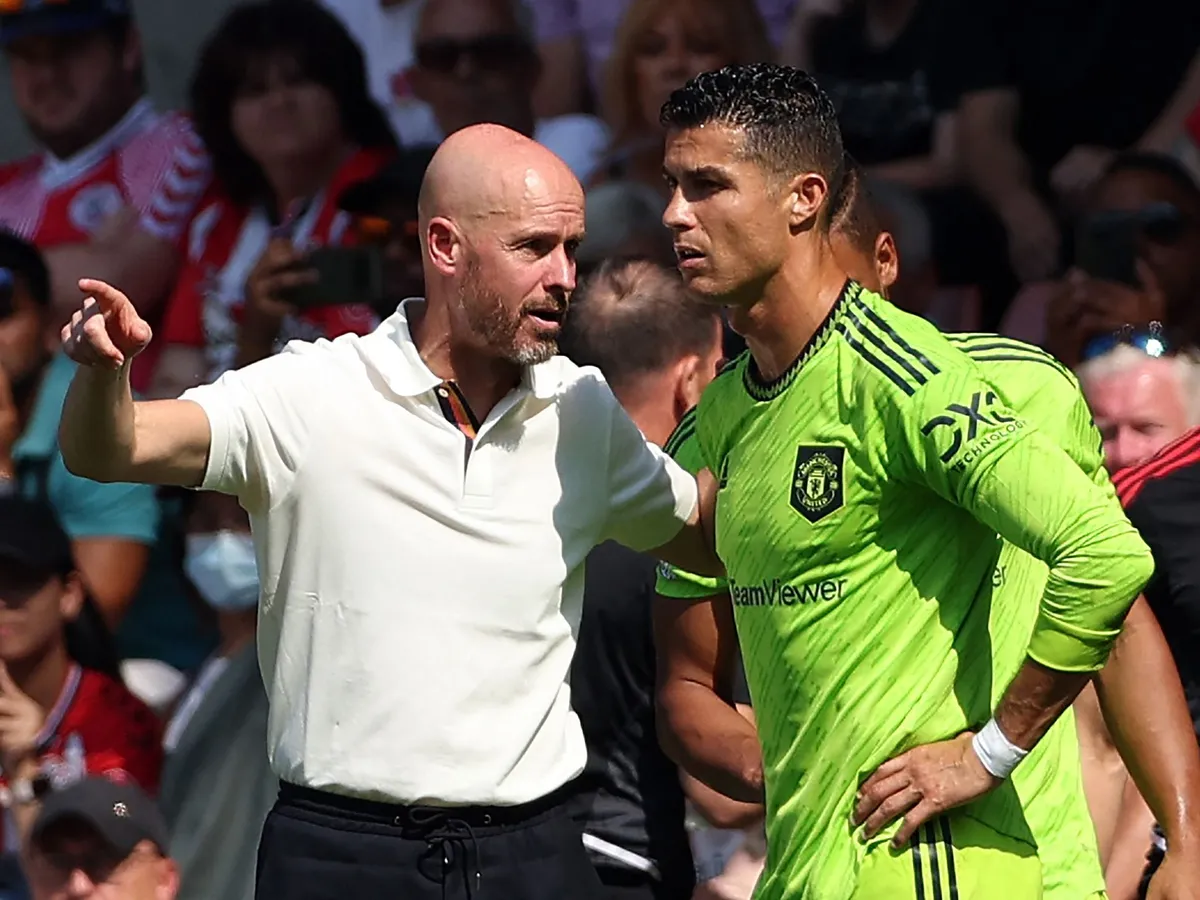 Manchester United's Dutch manager Erik ten Hag (L) directs substitute Manchester United's Portuguese striker Cristiano Ronaldo during the English Premier League football match between Southampton and Manchester United at St Mary's Stadium in Southampton, southern England on August 27, 2022. (Photo by Adrian DENNIS / AFP) / RESTRICTED TO EDITORIAL USE. No use with unauthorized audio, video, data, fixture lists, club/league logos or 'live' services. Online in-match use limited to 120 images. An additional 40 images may be used in extra time. No video emulation. Social media in-match use limited to 120 images. An additional 40 images may be used in extra time. No use in betting publications, games or single club/league/player publications. / 