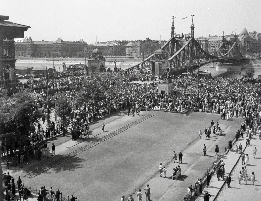 Kilátás a Só utca 2-es számú ház erkélyéről a Fővám tér felé. A felvétel a lerombolt Ferenc József híd újjáépítése után, 1946. augusztus 20-án, az átnevezés napján, a Szabadság híd átadásakor készült. 1946
Fortepan / Gara család